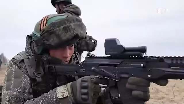 Tình báo Hàn Quốc đưa tin, quân đội Triều Tiên, bao gồm lực lượng đặc nhiệm từ Quân đoàn đặc nhiệm số XI, đang được huấn luyện tại các thao trường ở Viễn Đông và khu vực Kursk, nhằm thành thạo các chiến thuật tác chiến hiện đại, bao gồm cả việc sử dụng UAV, súng bắn tỉa.