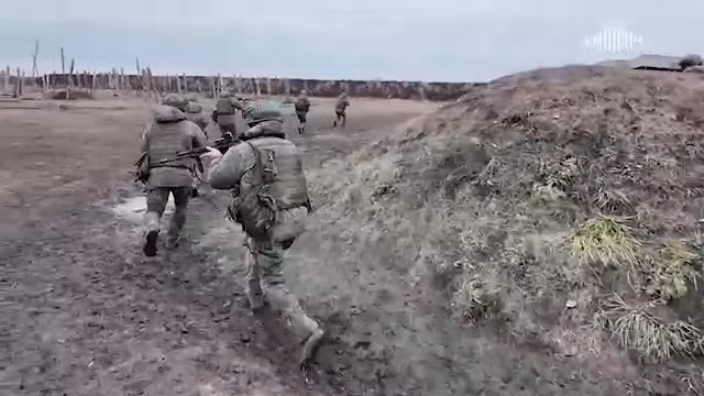 Cảnh quay trong video, cho thấy binh lính Triều Tiên sử dụng các loại vũ khí bộ binh của Nga. Hướng dẫn binh lính Triều Tiên huấn luyện tại các thao trường, được thực hiện bởi các giáo viên Nga. Các nội dung huấn luyện cho lính Triều Tiên là kỹ thuật chiến đấu bộ binh, kỹ thuật chống UAV và chiến thuật tổ bộ binh.