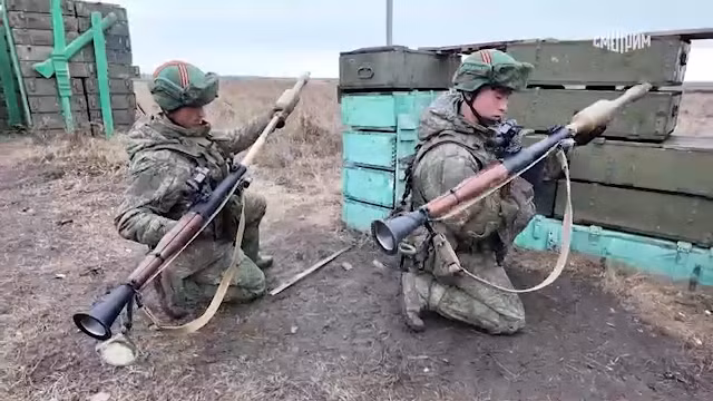 Theo tình báo Mỹ, những binh lính Triều Tiên tham chiến ở khu vực Kursk vào tháng 3 và 4/2025, đều là lực lượng đặc nhiệm tinh nhuệ, có thời gian phục vụ tương đối dài trong quân đội Triều Tiên và cho rằng, "Bình Nhưỡng đang sử dụng cuộc xung đột ở Ukraine, làm nơi kiểm tra khả năng chiến đấu của quân đội của họ". (nguồn ảnh Military Review, Avia.pro, TASS, Ukrinform, Sina). 