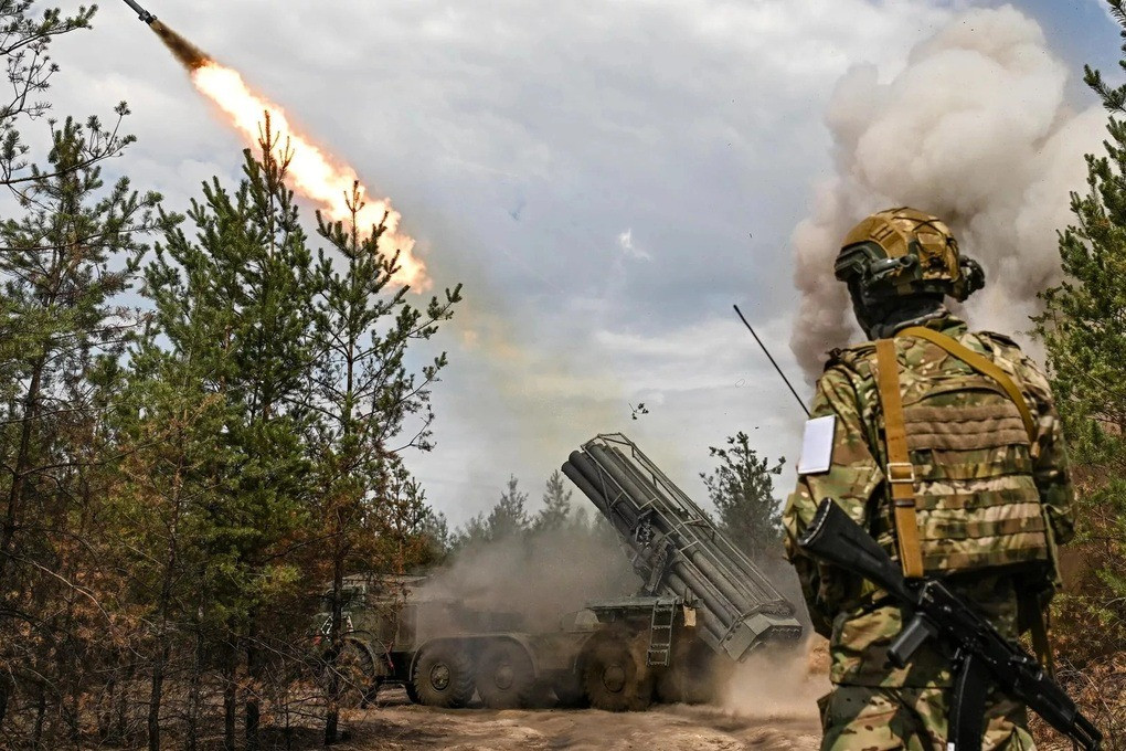 Kể từ khi AFU tiến vào khu vực Kursk vào ngày 6/8/2024, RFAF đã mở cuộc phản công dữ dội đầu tiên vào ngày 10/10/2024 và liên tục mở các cuộc phản công, thu hẹp phạm vi chiếm đóng của AFU. Và bây giờ, họ đã áp sát trung tâm Sudzha, có thể đó là dấu hiệu của đợt “tổng công kích” cuối cùng, nhằm đánh bật hoàn toàn AFU ra khỏi lãnh thổ Nga và lập vùng đệm an toàn ở tỉnh Sumy của Ukraine.