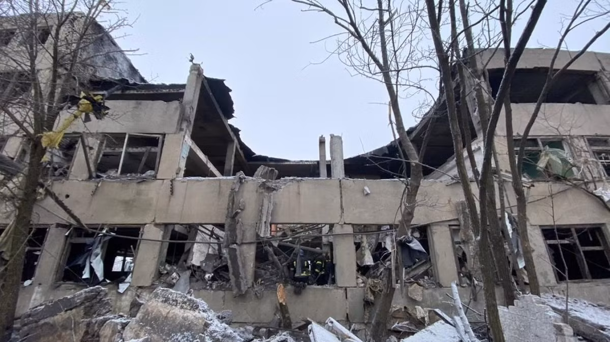 Hiện nay, Ukraine đã sơ tán toàn bộ người dân khỏi thành phố, và toàn bộ thành phố đã trở thành một thành phố chết, khi không có nước, điện hoặc khí đốt tự nhiên. Rõ ràng, AFU đã chuẩn bị sẵn sàng bảo vệ thành phố đến cùng, cố gắng kéo dài thời gian để những người bảo vệ Pokrovsk chuẩn bị cho cuộc chiến đường phố.