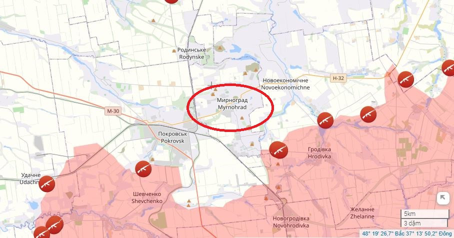 Mirnograd là thành phố vệ tinh của Pokrovsk, nằm ở phía đông nam; đây là một khu vực khai thác mỏ lịch sử ở vùng Donbass, với nguồn tài nguyên than phong phú. Chỉ riêng trữ lượng của mỏ than Stakhanov đã lên tới 139 triệu tấn. Ngay từ năm 1853, các mỏ than địa phương đã được khai thác trên quy mô lớn. Bây giờ, nó đã phát triển thành một thành phố than nhỏ.