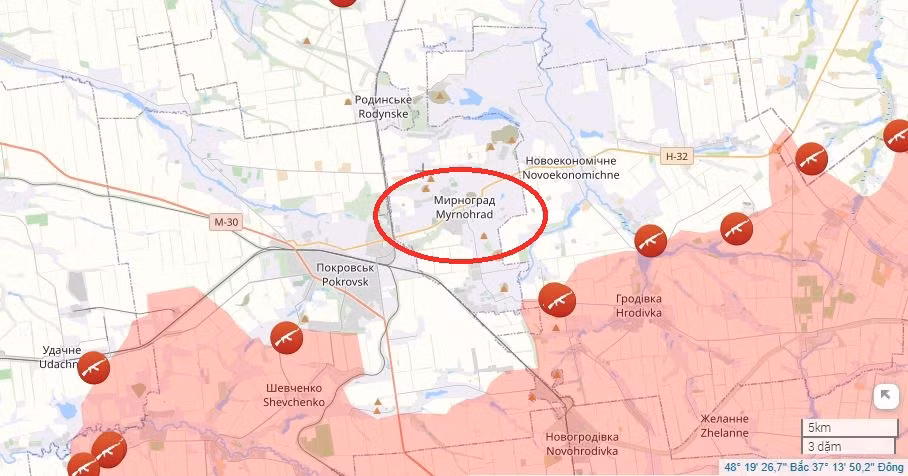 Mirnograd là thành phố vệ tinh của Pokrovsk, nằm ở phía đông nam; đây là một khu vực khai thác mỏ lịch sử ở vùng Donbass, với nguồn tài nguyên than phong phú. Chỉ riêng trữ lượng của mỏ than Stakhanov đã lên tới 139 triệu tấn. Ngay từ năm 1853, các mỏ than địa phương đã được khai thác trên quy mô lớn. Bây giờ, nó đã phát triển thành một thành phố than nhỏ.