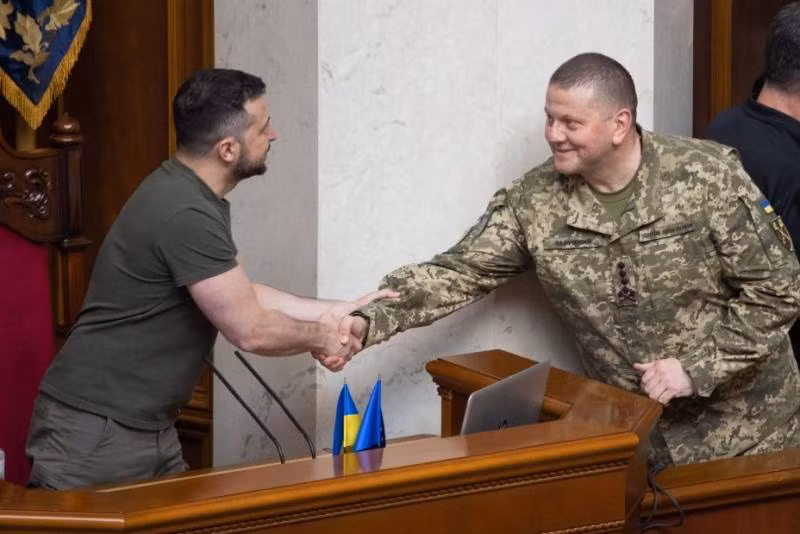 Những khó khăn lớn của Quân đội Ukraine chưa hết, theo ấn phẩm Bild của Đức, trích dẫn các nguồn tin trong chính phủ Ukraine cho biết, sự “khác biệt trong quan điểm” về tình hình ở Bakhmut, khiến Tổng thống Ukraine Zelensky bất đồng với Tổng tư lệnh Lực lượng vũ trang Ukraine (AFU) Valery Zaluzhny.