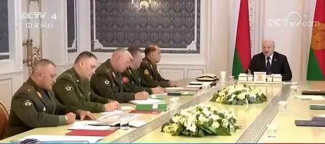 Trước đó, ông Lukashenko đã cho phép quân đội Nga mở cuộc tấn công vào Ukraine từ lãnh thổ Belarus, nhưng từ chối gửi quân trực tiếp tham chiến. Tuy nhiên vào ngày 10/10, ông đã đồng ý triển khai một "lực lượng khu vực" hỗn hợp giữa quân đội Nga và quân đội Belarus; nhưng không cho biết lực lượng hỗn hợp sẽ được gửi đến đâu.