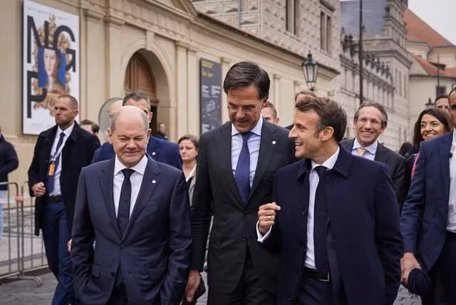 Ông Ryabkov nói thêm rằng, Moscow ghi nhận với sự tiếc nuối "việc tiếp tục hỗ trợ quân sự quy mô lớn cho Kiev, khi tham gia huấn luyện binh lính Ukraine trên lãnh thổ của của các quốc gia NATO. Cùng với đó là cung cấp thông tin tình báo, hình ảnh vệ tinh thời gian thực, mục tiêu pháo kích và lập kế hoạch tác chiến cho Quân đội Ukraine.