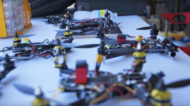 Nên nhớ là trước khi xung đột Nga-Ukraine bùng nổ, năng lực sản xuất UAV của Nga còn hạn chế. Trong những ngày đầu của cuộc chiến, Quân đội Nga chủ yếu mua các loại UAV từ thị trường dân sự để sử dụng trong chiến đấu và các UAV này đều đến từ Trung Quốc, nước sản xuất UAV 4 trục hàng đầu thế giới.