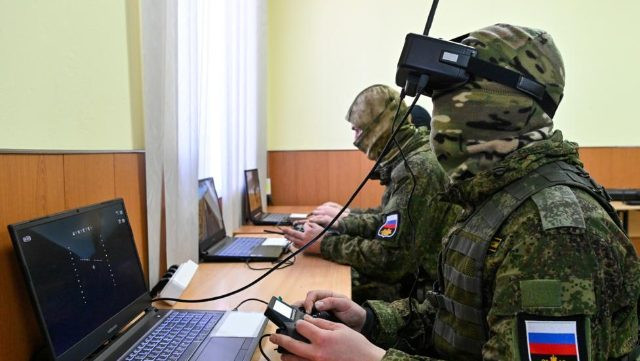 UAV, đặc biệt là UAV 4 trục giá rẻ, đã tác động đáng kể đến cuộc xung đột Nga-Ukraine đang diễn ra trong hai năm qua. Điều này đặt ra câu hỏi về đào tạo người sử dụng. Năm 2023, một thông tin từ Bộ Quốc phòng Nga tiết lộ rằng, có 3.500 người điều khiển UAV 4 trục đang được huấn luyện tại các trung tâm. Đồng thời, Nga tuyên bố rằng họ đang đào tạo thêm 1.700 người điều khiển UAV không phải loại 4 trục, mà loại có cánh cố định. (Nguồn ảnh: Southfront.press, Topwar, TASS).