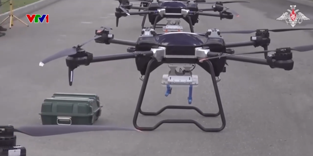 Nhưng hiện tại, ngành công nghiệp quốc phòng Nga đã có “sổ tay hướng dẫn” toàn diện, gồm 28 điểm cơ sở sản xuất, chuỗi cung ứng, sản xuất hàng loạt, giao hàng và đào tạo nhân sự để quản lý hiệu quả sản xuất UAV FPV mới, mà không phải dựa hoàn toàn vào nguồn cung từ Trung Quốc. Ảnh: VTV1.