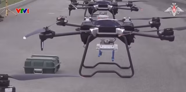 Nhưng hiện tại, ngành công nghiệp quốc phòng Nga đã có “sổ tay hướng dẫn” toàn diện, gồm 28 điểm cơ sở sản xuất, chuỗi cung ứng, sản xuất hàng loạt, giao hàng và đào tạo nhân sự để quản lý hiệu quả sản xuất UAV FPV mới, mà không phải dựa hoàn toàn vào nguồn cung từ Trung Quốc. Ảnh: VTV1.