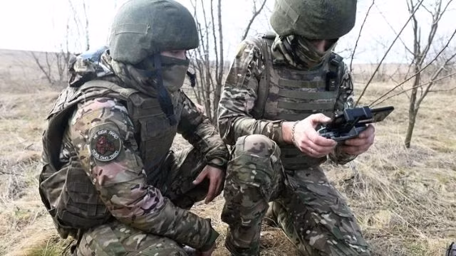 Ukraine khi đó cũng đưa ra lựa chọn giống như Nga khi mua UAV xuất khẩu từ Trung Quốc thông qua kênh dân sự để sửa đổi vào mục đích quân sự. Vào thời điểm đó, cả hai bên đều nhập khẩu nhiều linh kiện UAV từ Trung Quốc và sau đó tự lắp ráp UAV. UAV FPV chính xác là loại UAV 4 trục mà cả hai bên đều nhập khẩu rất nhiều từ Trung Quốc.