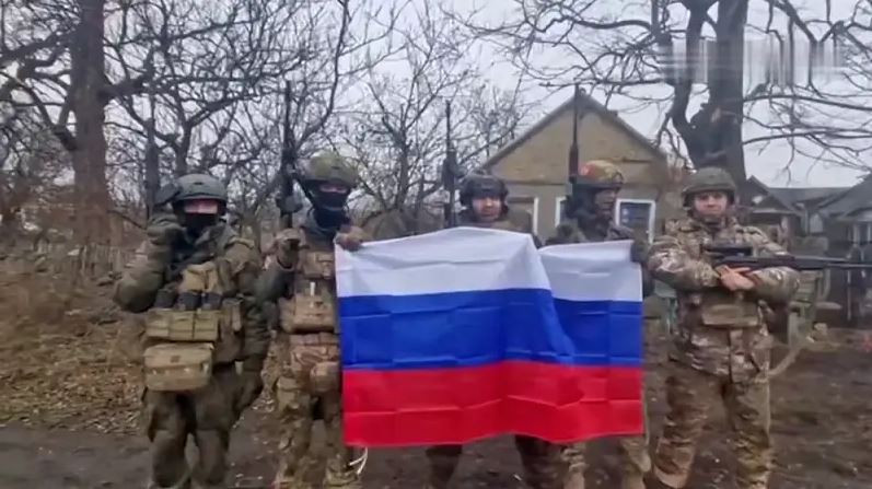 Những đơn vị RFAF bắt đầu công việc dọn dẹp chiến trường ở Kurakhove; thành phố đầy dấu vết của trận đánh, với các tòa nhà bị hư hại và hố đạn pháo ở khắp mọi nơi. Tình hình cuối cùng đã ổn định, nhưng cơ sở hạ tầng của thành phố đã bị thiệt hại đáng kể, công việc tái thiết dự kiến sẽ mất nhiều thời gian.