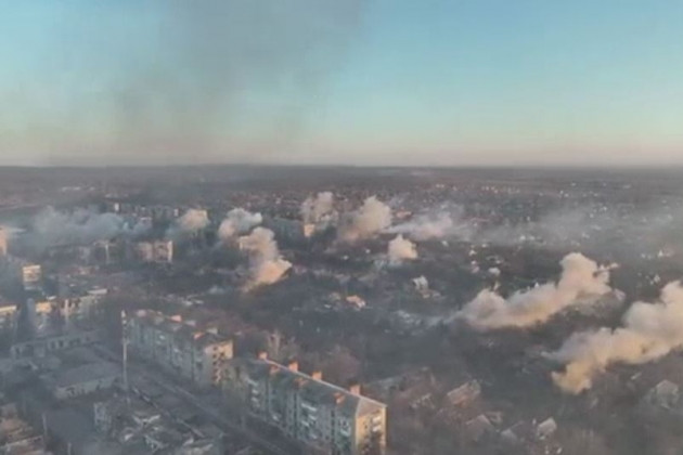 Được biết, các đơn vị của Quân đội Nga đã tìm cách tiến vào vùng ngoại ô phía đông bắc của thành phố Bakhmut, sau khi tấn công dữ dội bằng những đòn hỏa lực mạnh, buộc quân đội Ukraine tại đây, phải rời khỏi vị trí phòng ngự, vốn đã bị phá hủy gần như hoàn toàn. 