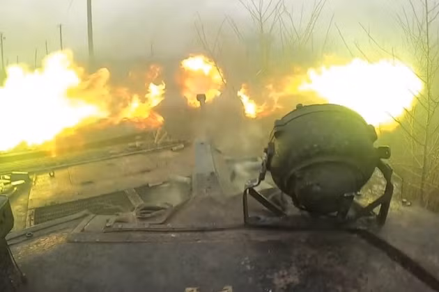 Đồng thời, các hướng bắc và đông bắc của thành phố dễ bị tổn thương hơn về mặt phòng thủ, vì quân đội Ukraine không xây dựng bất kỳ công sự phòng ngự kiên cố nào ở đây; và do đó, các cuộc tấn công chính của quân Nga, được dự kiến từ các hướng này.