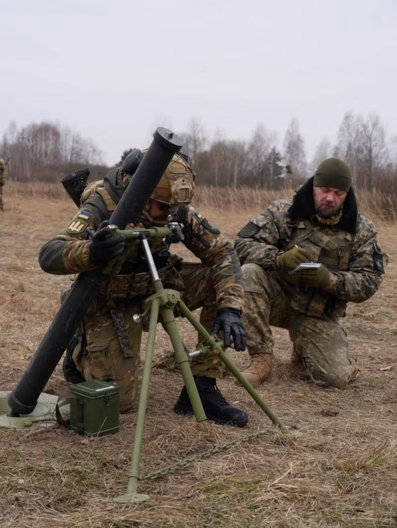 Điều này, với sự hiện diện của một số lượng lớn lực lượng Nga theo hướng này, không mang lại khả năng giữ phần phía bắc của thành phố Bakhmut. Đồng thời, quân đội Ukraine thông báo rằng, các trận chiến ác liệt nhất đang diễn ra ở phía đông và nam Bakhmut; tuy nhiên, lực lượng Ukraine ở đây còn rất lớn, nên tình hình vẫn đang được kiểm soát. 