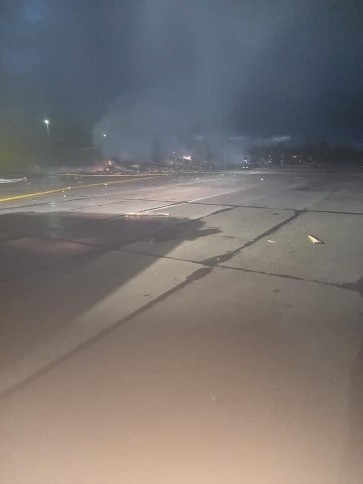 Một chiếc tiêm kích Su-27 của Không quân Ukraine đã bị phá hủy tại sân bay quân sự gần Zhytomyr, khi chuẩn bị xuất kích. Chiếc Su-27 bị phá hủy ngay trên đường băng, trong khi vẫn chưa biết chính xác cuộc tấn công của Quân đội Nga được thực hiện như thế nào và bằng vũ khí gì?