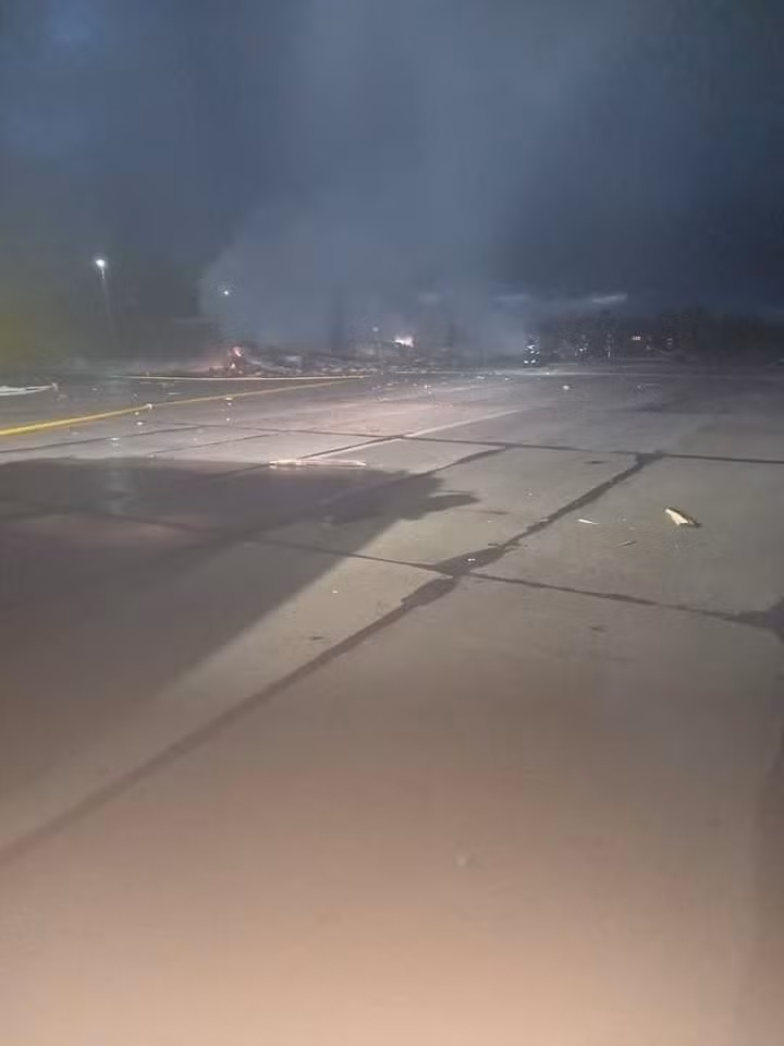 Một chiếc tiêm kích Su-27 của Không quân Ukraine đã bị phá hủy tại sân bay quân sự gần Zhytomyr, khi chuẩn bị xuất kích. Chiếc Su-27 bị phá hủy ngay trên đường băng, trong khi vẫn chưa biết chính xác cuộc tấn công của Quân đội Nga được thực hiện như thế nào và bằng vũ khí gì?