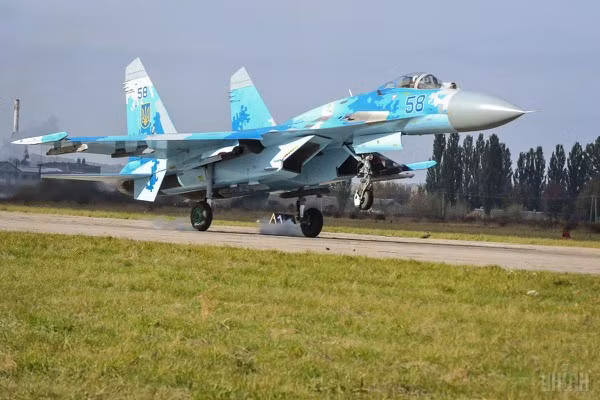 Hiện tại vẫn chưa rõ căn cứ không quân của Ukraine ở Zhytomyr bị tấn công từ hướng nào; theo thông tin, sân bay quân sự Zhytomyr chỉ nằm cách biên giới với Belarus 120 km.