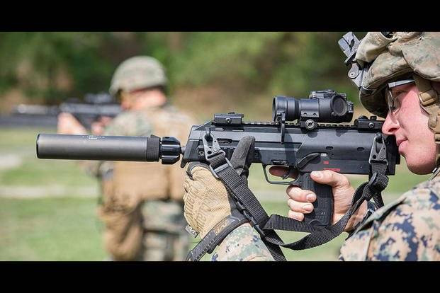 Năm 2017, lực lượng đặc nhiệm Mỹ SOCOM bắt đầu tìm kiếm một loại vũ khí nhỏ gọn và nhẹ, "cho phép người bắn có hỏa lực tối đa trong một vũ khí nhỏ gọn". Kể từ đó, SOCOM đã liên tục thử nghiệm các hệ thống vũ khí khác nhau, để tìm ra loại vũ khí tối ưu.