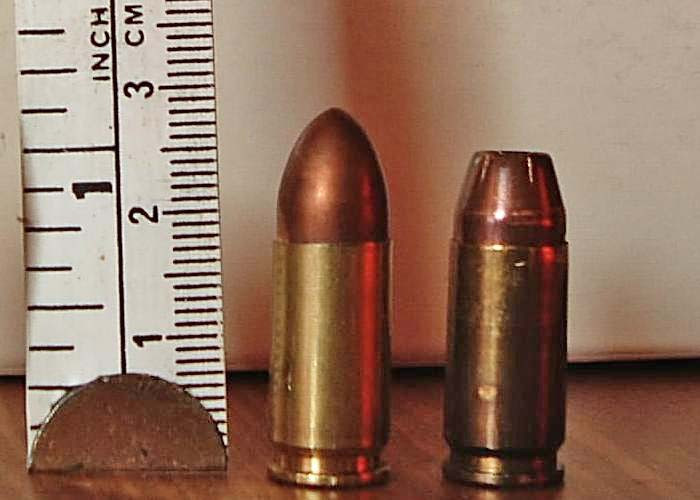 Trước đây, trước khi các loại đạn đặc biệt ra đời, súng tiểu liên chủ yếu sử dụng đạn 9x19 mm Prabellum; nhưng loại đạn này ngày càng không hiệu quả trước các loại áo giáp cá nhân, ngày càng được sử dụng phổ biến.