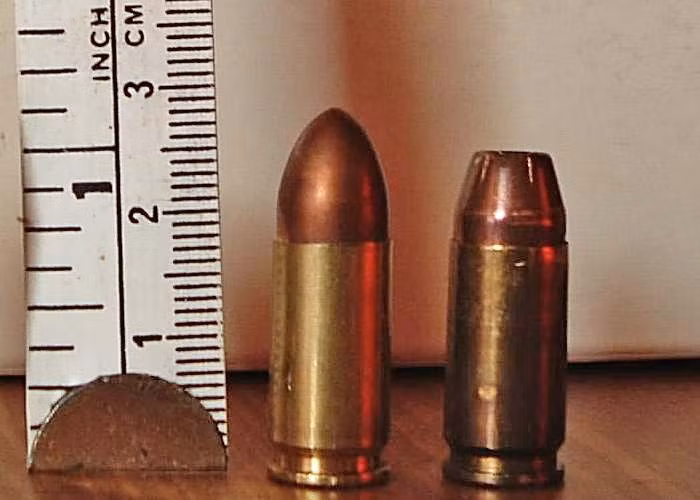 Trước đây, trước khi các loại đạn đặc biệt ra đời, súng tiểu liên chủ yếu sử dụng đạn 9x19 mm Prabellum; nhưng loại đạn này ngày càng không hiệu quả trước các loại áo giáp cá nhân, ngày càng được sử dụng phổ biến.