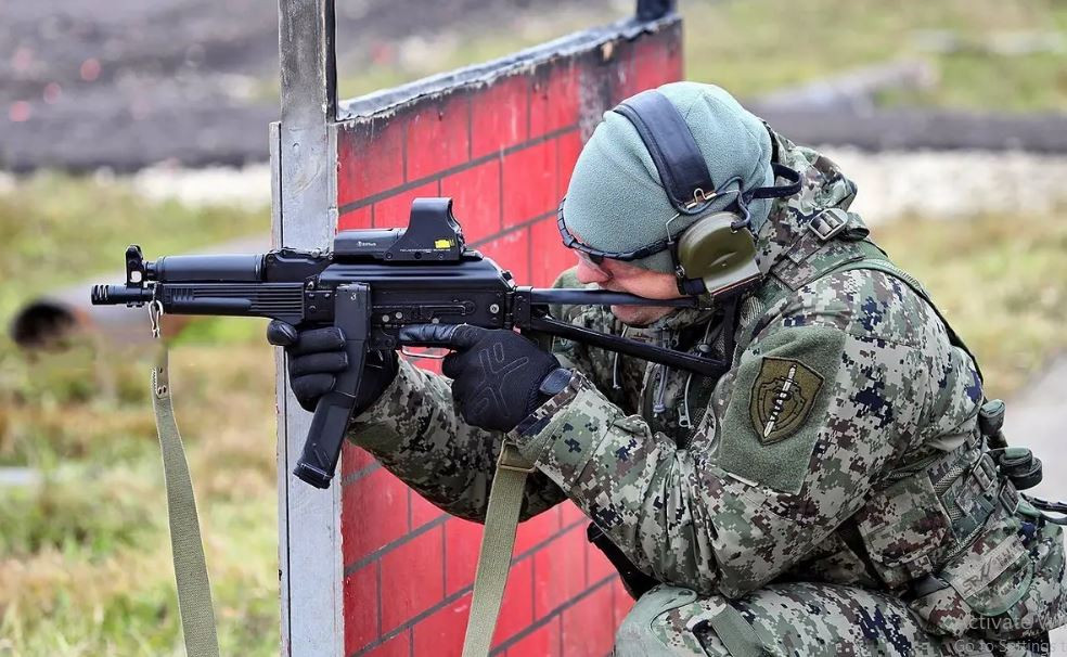 Do đó, một khẩu tiểu liên ngắn, uy lực, êm hơn và dễ sử dụng vẫn là một vũ khí chiến tranh đặc biệt xuất sắc. Tuy nhiên, trong cuộc xung đột Nga-Ukraine, sau gần 2 năm chiến đấu, các chuyên gia nhận thấy rằng, hiệu quả chiến đấu thực tế của súng bắn tỉa cỡ nòng lớn và súng tiểu liên thực sự rất nhỏ. 