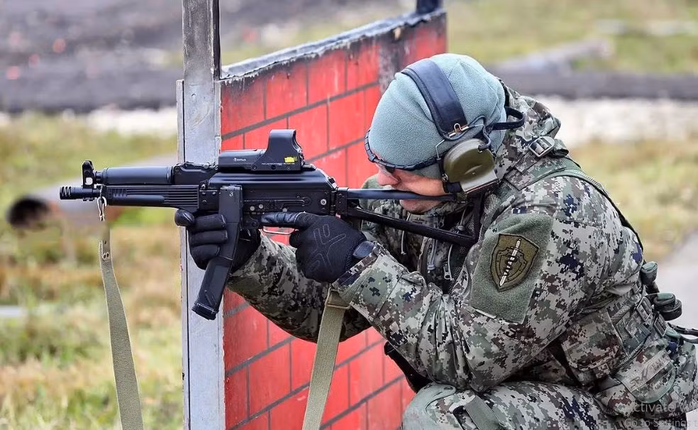 Do đó, một khẩu tiểu liên ngắn, uy lực, êm hơn và dễ sử dụng vẫn là một vũ khí chiến tranh đặc biệt xuất sắc. Tuy nhiên, trong cuộc xung đột Nga-Ukraine, sau gần 2 năm chiến đấu, các chuyên gia nhận thấy rằng, hiệu quả chiến đấu thực tế của súng bắn tỉa cỡ nòng lớn và súng tiểu liên thực sự rất nhỏ. 