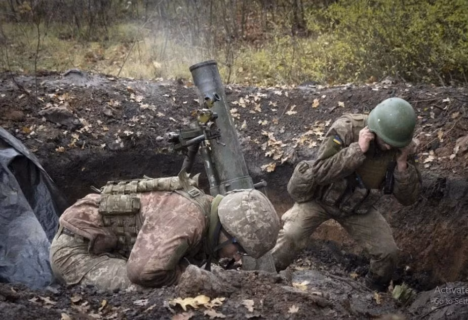 Còn chức năng của súng máy cỡ nòng lớn của Quân đội Ukraine là đẩy lùi đơn vị tấn công của Nga và đẩy đơn vị tấn công của Nga vào một khu vực nhỏ. Sau đó sử dụng súng cối và súng phóng lựu tự động bắn liên thanh như AGS-17, để thực hiện tiêu diệt hỏa lực chính xác và chuyên sâu.
