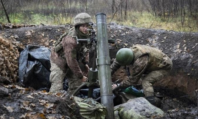 Trong chiến đấu, nếu quân Nga phát động tấn công vào một ngôi nhà nào đó, thì hỏa lực chủ yếu của Quân đội Ukraine phản đòn, là sử dụng súng cối 60mm hoặc 82mm được lắp liều phóng phụ tối đa, để bao phủ hỏa lực áp đảo từ xa; hơn là súng bắn tỉa và súng tiểu liên.