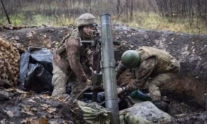 Trong chiến đấu, nếu quân Nga phát động tấn công vào một ngôi nhà nào đó, thì hỏa lực chủ yếu của Quân đội Ukraine phản đòn, là sử dụng súng cối 60mm hoặc 82mm được lắp liều phóng phụ tối đa, để bao phủ hỏa lực áp đảo từ xa; hơn là súng bắn tỉa và súng tiểu liên.