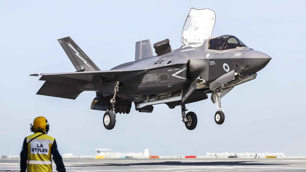 Ở giữa thân của F-35B cũng có một quạt nâng lớn, khi máy bay cất cánh và hạ cánh thẳng đứng, cửa quạt sẽ mở ra và lộ ra ngoài. Trong quá trình cất cánh và hạ cánh thẳng đứng, quạt nâng cung cấp lực nâng (hoặc lực đẩy) cho máy bay; giống như máy bay Yak-141 của Liên Xô.