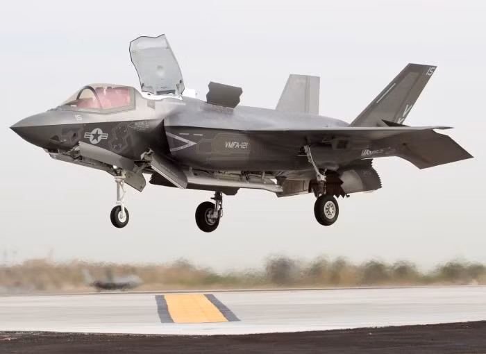 Nhìn từ phía trước, F-35B có vẻ “bầu bĩnh” hơn, do máy bay được trang bị quạt nâng và các bộ phận khác phục vụ chức năng cất, hạ cánh thẳng đứng. Thiết kế như vậy khiến diện tích phản xạ radar của F-35B trở nên lớn hơn, đồng thời cũng làm tăng lực cản bay và do đó khả năng cơ động giảm, sẽ ảnh hưởng đến hiệu suất không chiến của máy bay.