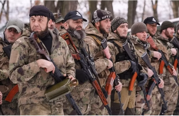 Ông Kadyrov cũng quả quyết, tất cả lực lượng Ukraine "đã bỏ chạy khỏi Severodonetsk" khi biết binh sĩ tới từ Chechnya tham gia "dọn dẹp thành phố". "Chính những tù binh bị đặc nhiệm của chúng tôi bắt giữ đã thừa nhận điều đó", ông nhấn mạnh.