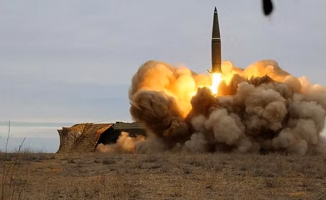 Tình hình thực tế trên chiến trường Ukraine cũng cho thấy, tên lửa không phải là vũ khí toàn năng, trong nhiều trường hợp, tên lửa có độ chính xác cao chỉ mang tính răn đe; yếu tố quyết định thắng thua là đủ số lượng đạn pháo và bom các loại. Có thể nói, cuộc xung đột kéo dài gần hai năm này khiến người ta phải suy nghĩ nhiều hơn.