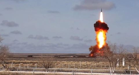 Trong giai đoạn đầu của cuộc xung đột, Nga thậm chí không tấn công các mục tiêu dân sự của Ukraine và cho phép liên lạc của Ukraine hoạt động trơn tru; nhưng như vậy cũng nhanh chóng tiêu thụ một lượng lớn tên lửa, thậm chí có thể nói lượng tồn kho đã cạn. Có thể nói, Nga cũng muốn tận dụng lợi thế tên lửa của mình để giành thế chủ động.