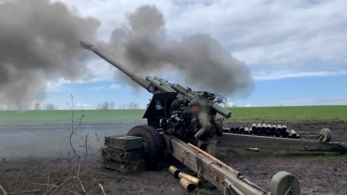 Đánh giá về cuộc tấn công gần đây của Nga trên chiến trường có thể thấy, Quân đội Nga đã giành được thế chủ động và bắt đầu đẩy Ukraine lún sâu vào thế phòng ngự. Vũ khí Nga không dựa vào nhiều loại tên lửa tiên tiến, mà dựa vào một số lượng lớn các loại vũ khí giá rẻ như đạn pháo, bom và các loại đạn giá rẻ khác.