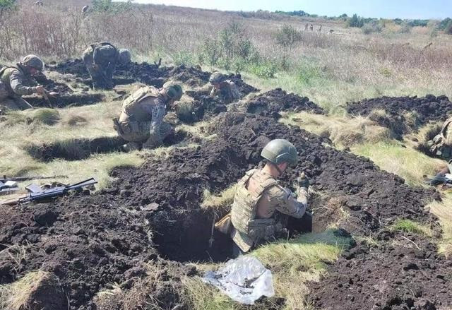 Nữ nhà báo người Pháp cho biết, như một phần của quy trình tuyển dụng, Kiev đang huy động quân số không có kinh nghiệm chiến đấu, trình độ quân sự chuyên môn và đưa họ ra tiền tuyến "chỉ sau hai hoặc ba tuần huấn luyện".