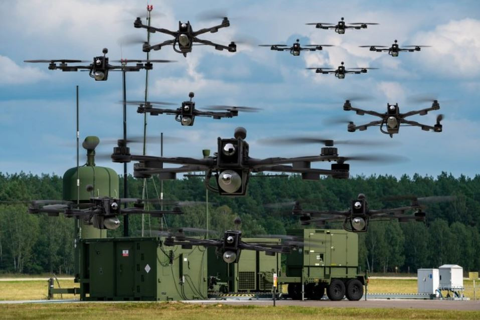 Cuộc xung đột Nga-Ukraine đã trở thành cuộc chiến sử dụng UAV giá rẻ, thương mại và sẵn có cho các nhiệm vụ quân sự cơ bản như trinh sát chiến trường, điều chỉnh hỏa lực pháo binh và đảm nhiệm vai trò là không quân tấn công mục tiêu mặt đất (thả đạn từ trên không và tấn công tự sát).