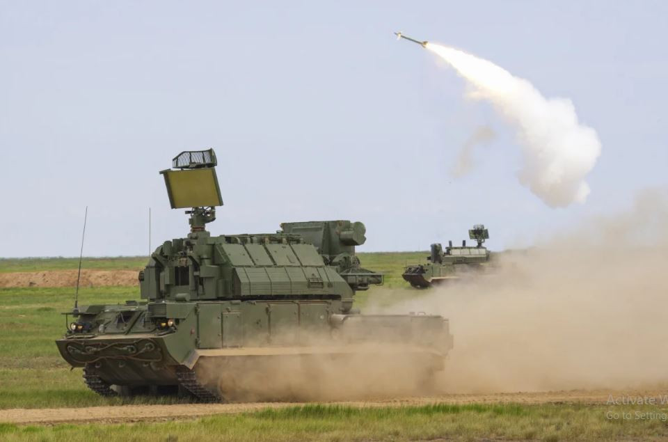 Giáo sư Makarenko cho biết, “Thực tế khi bắn thử nghiệm vào các mục tiêu nhỏ bằng tên lửa tầm ngắn Tor cho thấy hiệu quả tiêu diệt chúng thấp. Nguyên nhân chính là do hệ thống kiểm soát kích nổ đầu đạn của tên lửa không hoàn hảo cũng như sai sót lớn trong việc theo dõi mục tiêu và dẫn đường với các UAV cỡ nhỏ”.