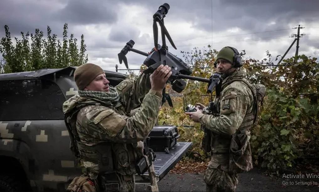 Những người điều khiển UAV của Quân đội Ukraine cũng “rất tích cực” sử dụng máy bay không người lái FPV để thả bom, giống như cách họ đã sử dụng “UAV bốn cánh trinh sát” để “thả đạn”. Hiện Ukraine đang sử dụng nhiều UAV trong chiến đấu, về cơ bản là UAV thương mại, giá rẻ. 