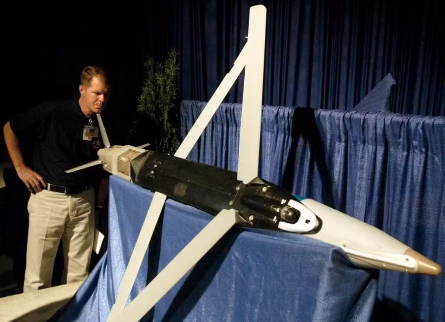 Tuy nhiên, trong giai đoạn cuối của đường bay, bom GLSDB liên tục bị giảm tốc bởi sức cản của không khí và tốc độ sẽ tương đối chậm. Cùng với đó là GLSDB có đôi cánh tương đối lớn và “rất mỏng manh”, nên tiết diện phản xạ radar lớn hơn. Vào thời điểm này, GLSDB dễ bị đánh chặn hơn so với đạn tên lửa M31 có tốc độ nhanh hơn. 