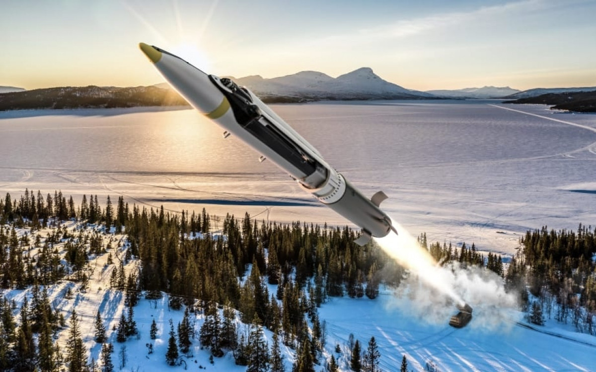 Truyền thông Nga đánh giá cao việc đánh chặn bom GLSDB của Ukraine. Trang web "Bình luận quân sự" của Nga nhận định rằng, từ góc độ của quân đội Ukraine, nhiệm vụ chính của GLSDB là tấn công các cơ sở hậu phương và cơ sở hạ tầng quan trọng của quân sự Nga, nằm trên hành lang đất liền và bán đảo dẫn đến Crimea.