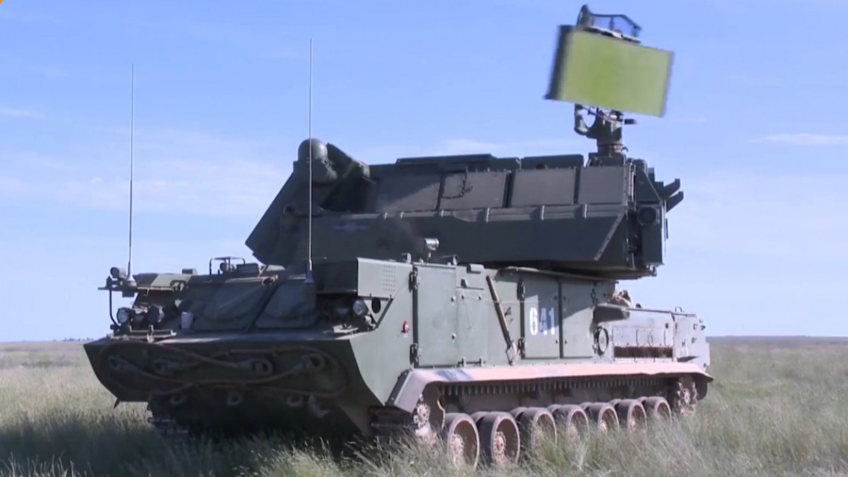 Nếu bật các hệ thống phòng không 24/24 giờ thì một mặt dễ bị lộ vị trí, tự đặt mình vào nguy hiểm; mặt khác khó đạt được điều này trong điều kiện thời gian hoạt động liên tục, như thế sẽ ảnh hưởng đến độ tin cậy và các thông số khác của vũ khí và khí tài. 