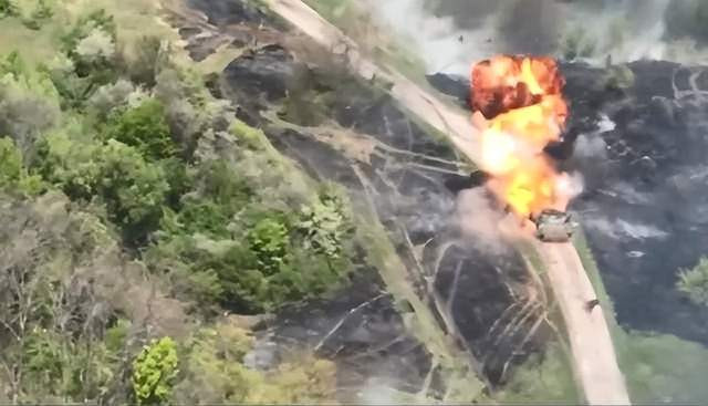 Nhưng một số nhà phân tích cho rằng, sau đòn tấn công của súng không giật Carl Gustav, chiếc T-90M đã trúng tiếp một viên đạn xuyên giáp của xe tăng Ukraine, do đó đã kết liễu hoàn toàn chiếc xe tăng T-90M của quân Nga.