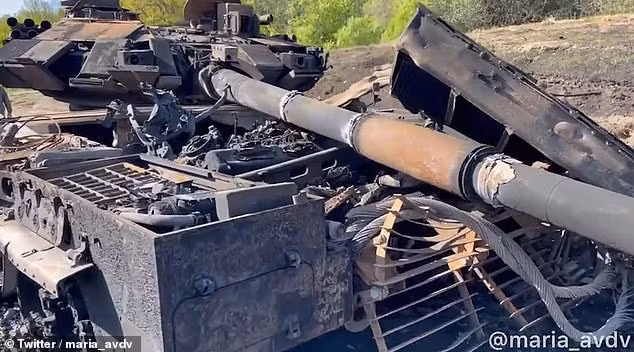 Đoạn video cho thấy rõ, khoang động cơ của loại xe tăng chiến đấu chủ lực tối tân nhất, đang phục vụ trong Quân đội Nga đã bị trúng đạn. Tổ diệt tăng cơ động của Quân đội Ukraine, đã bắn trúng khoang động cơ của chiếc T-90M bằng súng không giật Carl Gustav.