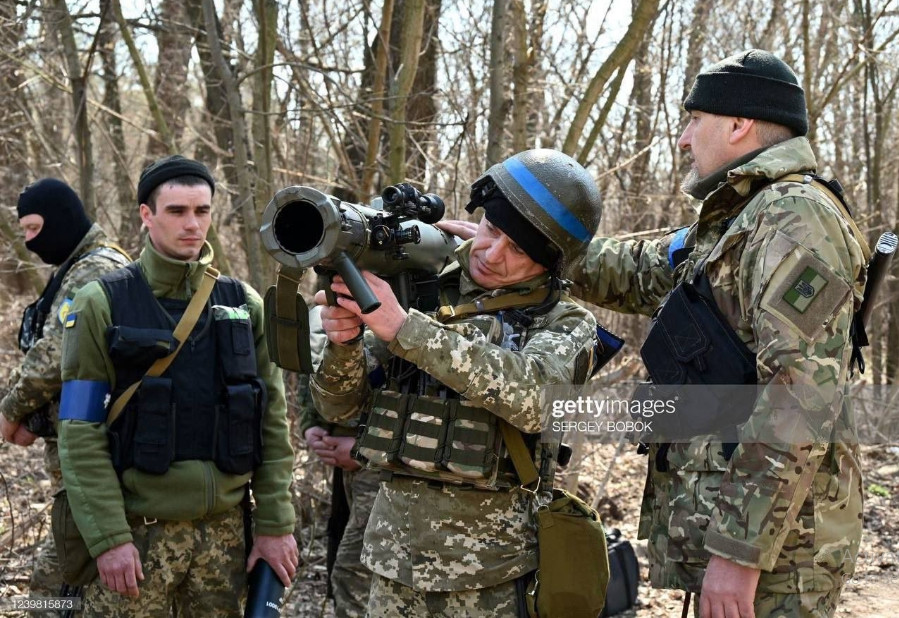 Ngược lại, súng không giật Carl Gustaf không phải là vũ khí chống tăng mạnh nhất mà bộ binh Ukraine sở hữu, và nó thậm chí còn không được xếp hạng và không được ưa chuộng bằng súng phóng lựu PRG-7 mà Quân đội Ukraine trang bị phổ biến. 