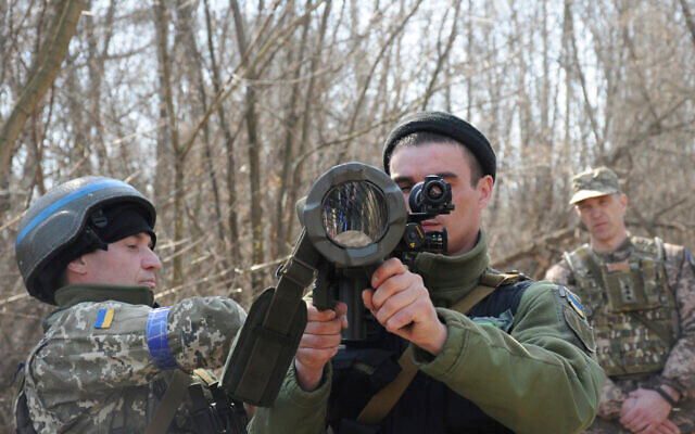 Nhưng trường hợp chiếc xe tăng chiến đấu chủ lực T-90M bị phá hủy hôm 4/5, một lần nữa cho thấy điểm yếu của Quân đội Nga, đó là thiếu bộ binh xung kích và không có khả năng bảo vệ hiệu quả cho xe tăng; đặc biệt là UAV che đầu.