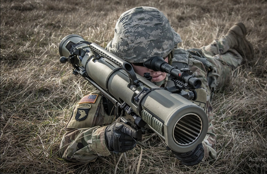 Súng không giật Carl Gustaf không chỉ mang lại cho bộ binh khả năng bắn trúng các mục tiêu khác nhau, do sử dụng nhiều loại đạn, mà còn nhờ nòng súng có rãnh xoắn, nên độ chính xác của nó vượt xa hầu hết các loại súng phóng lựu phổ biến hiện nay.