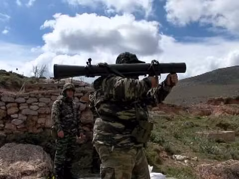 Súng không giật Carl Gustaf sản xuất tại Thụy Điển và được sử dụng rộng rãi ở quân đội nhiều quốc gia. Kể từ khi ra đời năm 1946, khẩu súng không giật 84mm này không ngừng cải tiến; bên cạnh việc phát triển các loại đạn khác nhau và chính xác hơn, ngoài ra còn có thêm các loại kính ngắm mới.