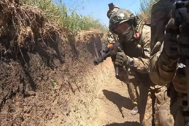 Hiện Quân đội Nga đang dồn ép quân Ukraine tại khu vực làng Elizovetovka, Ilyinka, Romanivka, Annovka và Uspenovka, nằm ở phía nam ngôi làng Dalnoye nói trên. Ở phía nam của làng Elizavetovka, đường Lesnaya Dacha, đang được quân Nga giải tỏa và một số trận đánh đang diễn ra, nhằm đánh bật quân Ukraine ra khỏi khu vực quan trọng này. 